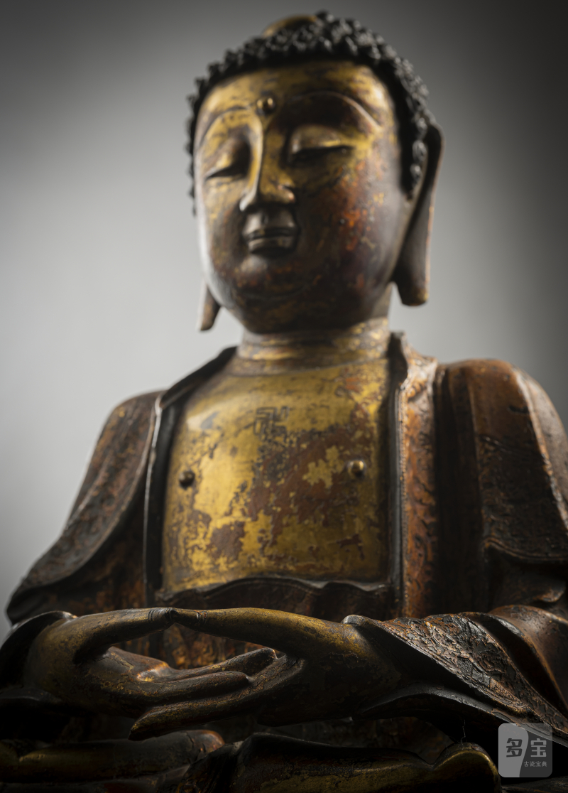 A GILT- AND RED-LACQUERED BRONZE FIGURE OF BUDDHA SHAKYAMUNI - 图5